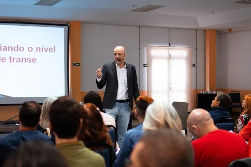 Marcelo Behn conduzindo uma aula presencial