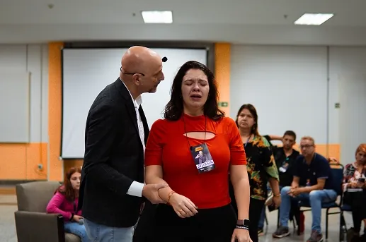 Participante emocionada durante uma prática com Marcelo Behn